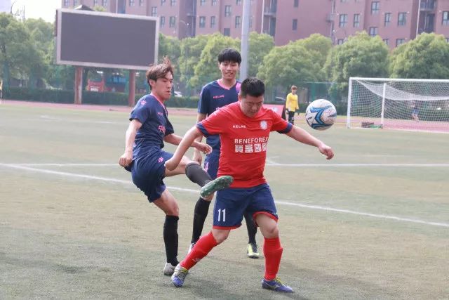15中3？！湖人自媒体：福克斯正式成为了马刺的文森特